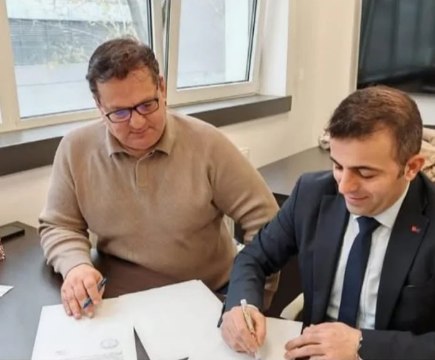 Bir iş birliği protokolü imzalanırken